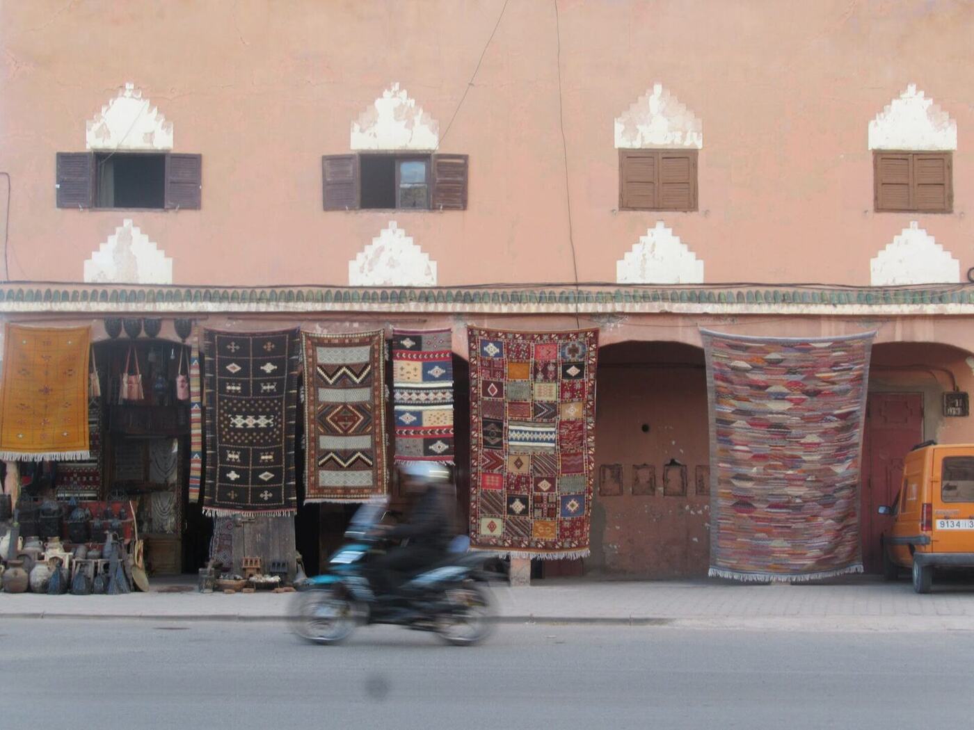 Tapis marocains suspendus devant une boutique d'Ouarzazate