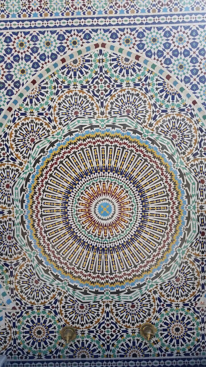 Mosaïque de zellige marocain bleu, vert et blanc